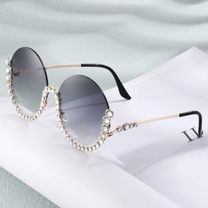 Occhiali da sole rotondi oversize con montatura in metallo a giorno decorata con strass