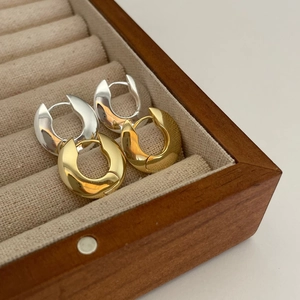 Minimalist 925 silver geometric hoop earrings in polished gold and silver finishes