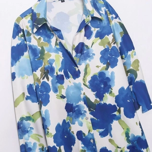 Chemisier femme à manches longues avec imprimé floral bleu et vert en texture satin