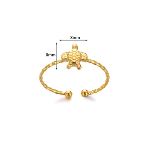 Détail d'une bague tortue dorée avec anneau torsadé et motif de tortue de 8mm