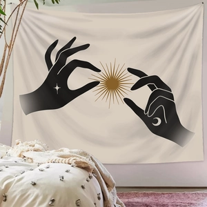 Tapisserie bohème avec mains soleil et lune sur un fond en tissu beige doux