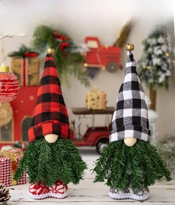 Bambola di peluche gnomo di Natale con cappello scozzese e barba di aghi di pino.