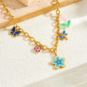 Collier en chaîne dorée avec pendentifs colorés en émail papillon, fleur et libellule