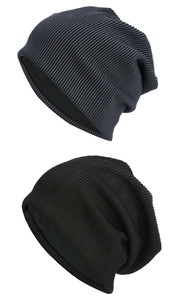 Détail des bonnets en maille plissée avec texture côtelée verticale en gris et noir