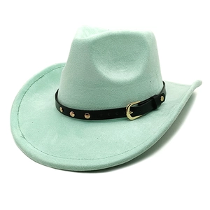 Détail du chapeau de cowboy en laine vert menthe avec bande cuir noir et boucle métal