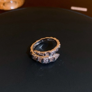 Anello a serpente in argento con pavé di zirconi dal design minimalista a più strati