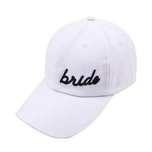 Detailansicht der Bride Stickerei auf einer weißen Baseballkappe aus Baumwolle für Damen