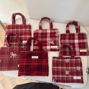 Sacs à main en laine à carreaux rouges avec nœuds mignons et étiquettes simples