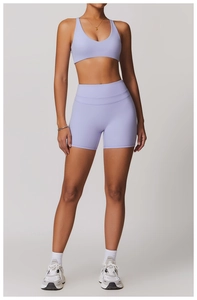 Vue de face de l'ensemble yoga violet avec brassière en V et short taille haute