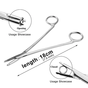 Dettaglio pinza per piercing in acciaio da 18 cm con dimostrazione di apertura e chiusura