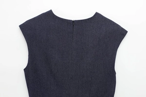 Détail du décolleté arrière avec fermeture éclair invisible sur une robe midi bleue