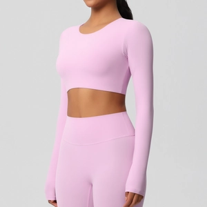 Détail du haut court de yoga rose à manches longues avec coussinets et haute élasticité