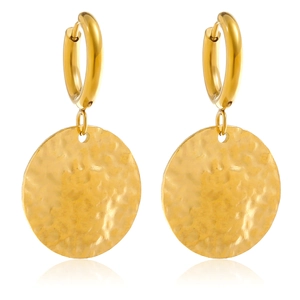 Détail de boucles d'oreilles en acier inoxydable doré avec pendentifs ronds martelés