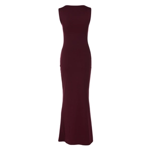 Détail arrière d'une robe longue sans manches bordeaux coupe ajustée avec encolure carrée