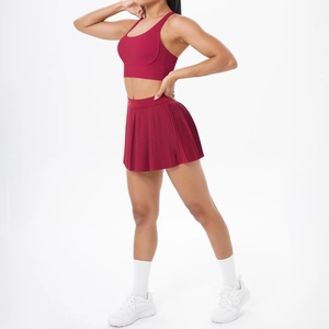 Ensemble de sport rouge foncé deux pièces avec soutien-gorge et jupe plissée