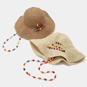 Chapeaux de soleil en paille tissée kaki et crème avec perles colorées et lanières