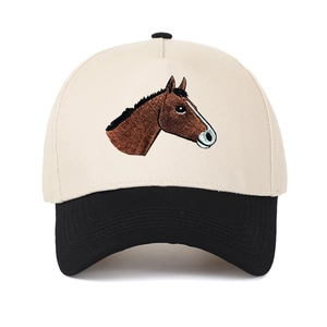 Detail der Pferde-Stickerei auf einer zweifarbigen Baseballkappe in Beige und Schwarz