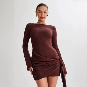 Braunes schulterfreies langärmeliges Strickkleid mit Taillenverknotung und Raffung