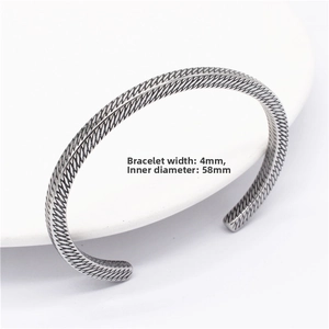 Détail montrant la largeur de 4mm et le diamètre de 58mm du bracelet en acier texturé