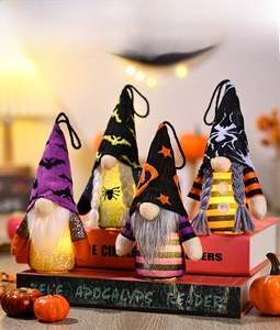 Détail de quatre gnomes d'Halloween lumineux avec LED et motifs de festival
