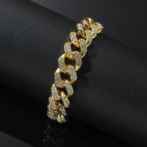Bracelet gourmette homme doré avec strass étincelants sur fond en cuir noir élégant