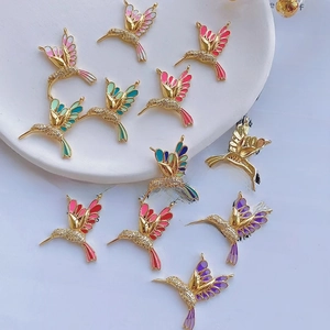 Exquisite Kolibri-Anhänger mit bunter Emaille und Mikro-Zirkonia in goldener Ausführung