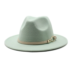 Chapeau fedora vert menthe en laine avec ruban en cuir beige et boucle dorée élégante