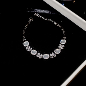 Détail du bracelet argenté avec pierre œil de chat et incrustations de zircone