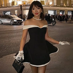 Détail de l'élégante robe courte bustier noir et blanc avec une coupe évasée en ligne A