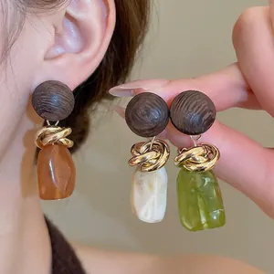 Boucles d'oreilles rétro géométriques en résine avec anneaux dorés en ambre et émeraude