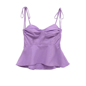 Top estivo da donna lavanda con spalline a fiocco e bordo a volant su sfondo bianco