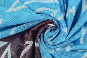 Gros plan du tissu en maille respirant à imprimé géométrique bleu et marron d'une robe
