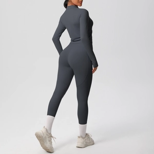 Détail de l'ensemble de yoga gris avec coutures ergonomiques et effet sculptant taille haute
