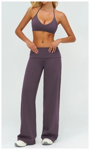 Détail du pantalon de yoga violet à taille haute et de l'ensemble gilet de sport à col V
