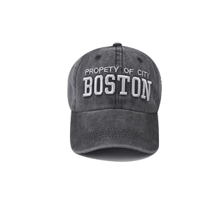 Détail macro de la broderie 3D blanche sur la casquette Boston vintage gris délavé