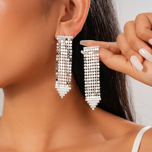 Boucles d'oreilles à pampilles en zircon plaqué or 18 carats portées par un mannequin