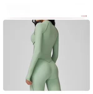 Dettaglio della tuta da yoga verde menta con cuciture ergonomiche per effetto modellante