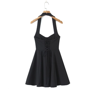Vista dettagliata del vestito nero allacciato al collo con lacci incrociati sul retro