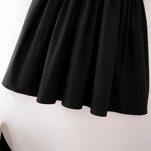 Robe midi en coton noir pour femme avec col en V et ourlet plissé large et élégant