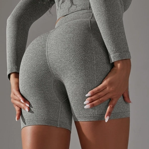 Dettaglio dei pantaloncini yoga grigi senza cuciture con trama a nido d'ape e vita alta