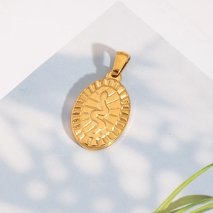 Gros plan d'un pendentif ovale en acier doré avec motif serpent et texture radiale