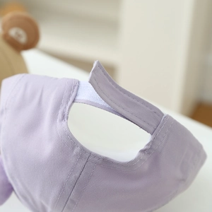Detail des verstellbaren Klettverschlusses an einer hellvioletten Baumwoll-Basecap für Kinder