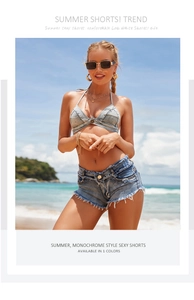 Detail eines blauen Stretch-Denim-Bikini-Sets mit Fransen und Neckholder am Strand