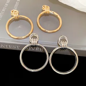 Minimalistische geometrische Gold- und Silber-Creolen mit strukturierter Schließe aus Metall