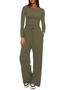 Dettaglio completo verde oliva con top arricciato laterale e pantaloni larghi con coulisse