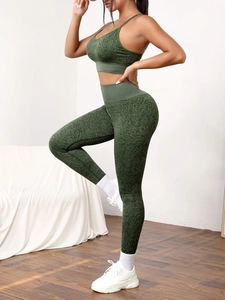 Détail de l'ensemble de yoga vert léopard avec legging taille haute et brassière croisée
