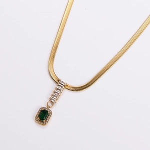Collana a catena a serpente dorata con ciondolo quadrato verde smeraldo e zirconi