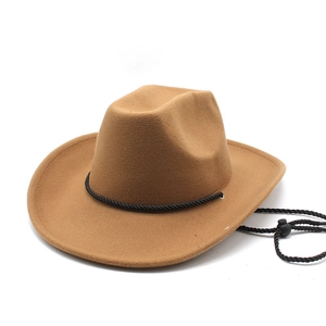 Détail du chapeau de cow-boy en feutre camel avec mentonnière réglable et texture du bord