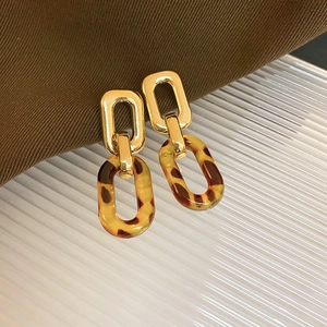 Boucles d'oreilles géométriques rétro avec métal doré et maillons en résine