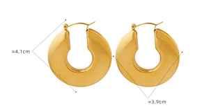 Detailed view of U-shaped gold earrings with height 4.1cm and width 3.9cm measurement